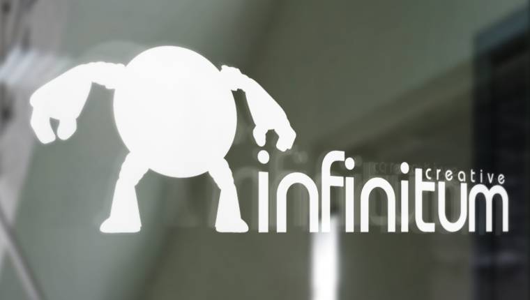Logo de Infinitum Creative en blanco sobre un cristal