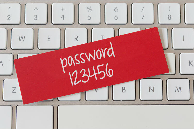 Teclado de Mac con un cartel rojo que dice Password y 123456